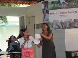 Dona Maria de Fátima, da comunidade do Tomé, recita poesia de autoria própria.